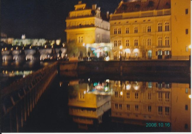川沿いに綺麗な街並みが広がる。夜景も然り。<br />プラハって本当にステキな街です。