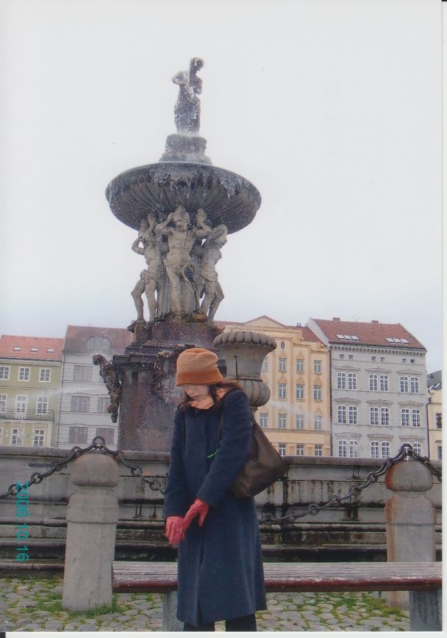 2006年10月16日<br /><br />今日は朝4時に起きて、チェスキークルムロフへ向かいます。<br /><br />が、アクシデント。<br />電車の乗り継ぎ考えたら、たどり着けない･･･。<br />そう、今日中にウィーンへ行かなければならない私たち。<br /><br />仕方ないので、志半ば、行き当たりばったりの街、<br />チェスキーブディヨヴィツェというところで散策することにしました。<br /><br />