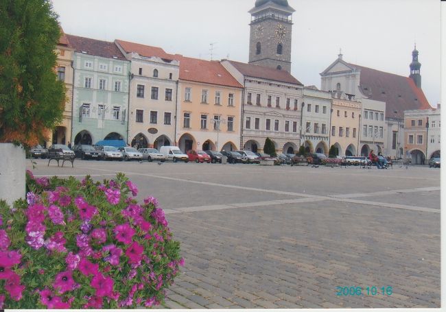 下調べもなく、ただぶらつく私たち。<br /><br />そのわりに、とても綺麗な街じゃない？<br /><br />ここは、街一番の広場。<br />色とりどりの建物が、おもちゃのようでかわいい。