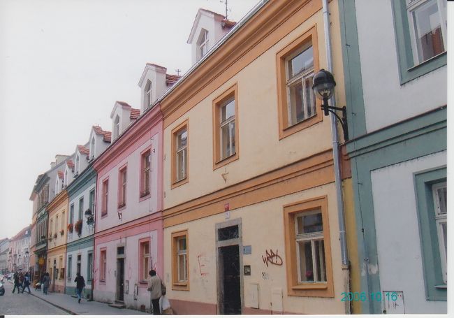 かわいい色合いの街並みに免じて、<br />チェスキークルムロフへ行けなかったことは、忘れることにします。