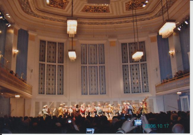 2006年10月17日<br /><br />2006年にウィーンに来たからには。<br />そう。2006年はモーツァルト生誕250周年なのです。<br /><br />そんなわけで、私たちは日本から「モーツァルトコンサート」を予約してありまして、それが今夜でした。<br />