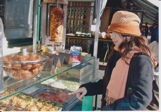 ナッシュマルクト。<br /><br />おなかもすいた私たち。<br />ウィーンらしからぬ、ケバブを食べ歩きすることにしました。