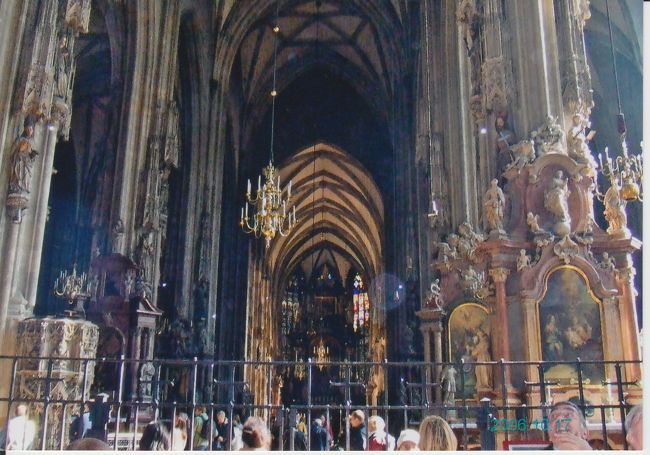 シュテファン寺院の内部。<br /><br />とても大きな寺院です。