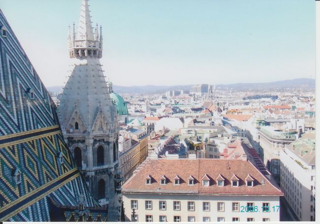 まずはエレベータにて、展望台へ来ました。<br /><br />なんて綺麗な眺め！<br />以前、ウィーンに来た際には登らなかったのですが、これは来て正解！<br /><br />屋根の装飾も、色鮮やかで綺麗でした。