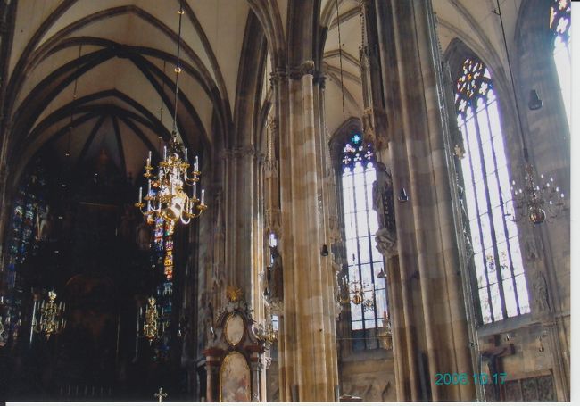 再び戻って、内部を見学。<br />ゴシック様式の建物で、天井も高く、私は好きです。