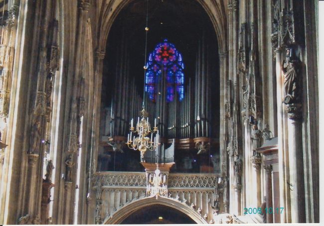 祭壇はバロック様式なのだそうです。<br /><br />13世紀からあるこの寺院は、モーツァルトやその妻、コンスタンツェの葬儀も行われたのだとか。<br /><br />モーツァルトの遺作、レクイエムを思い出しました。