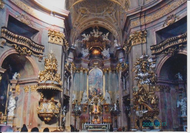祭壇もボリューミーな、バロック様式。