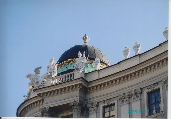 ハプスブルク家のホーフブルク王宮。<br /><br />ハプスブルク家、いったいいくつ王宮を持ってるんだろう。