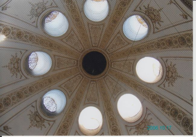 天井のドームが、ため息が出るほど綺麗。