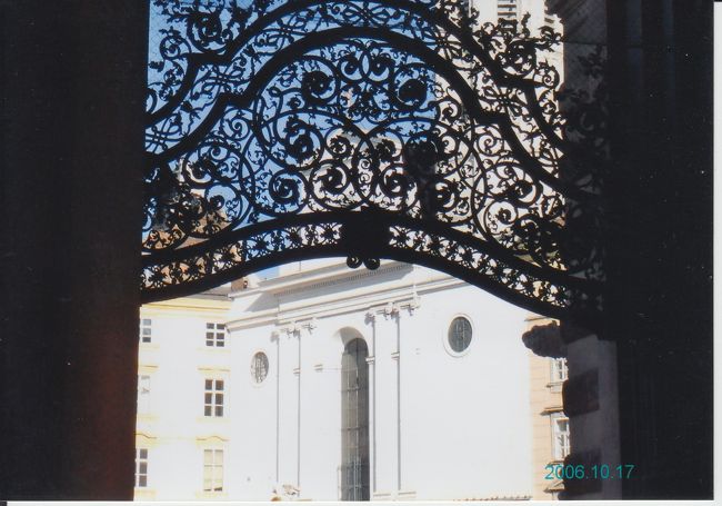 装飾ごしに見る、ホーフブルク王宮。