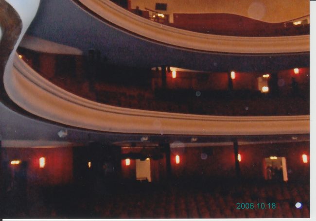 今夜は、フォルクスオーパーで、オペラを見ることにしました<br />オペラ歌劇は、モーツァルトの「フィガロの結婚」<br /><br />序曲が一番有名なオペラですが、早めの夕食とバールでワインを嗜んでおりましたら、まさかの遅刻。<br /><br />序曲を聞き逃してしまいました。<br />人生初のオペラ鑑賞、とても良い思い出となりました。