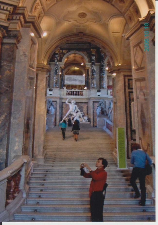 入り口を入ると、カノーヴァ作の、<br />「ミノタウルスを討ちとめるテセウス」の彫刻が迎えてくれます。<br /><br />貴重な美術品がたくさんありそうな予感。