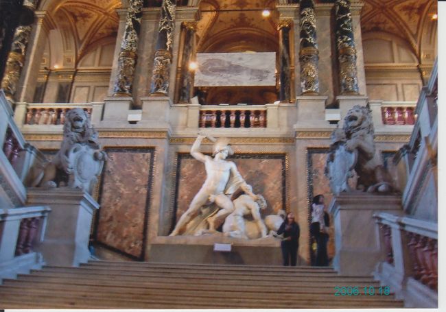 この豪華な建物内部は、ウィーンの建築家、ハーゼナウアーとドイツの建築家、ゼンパーの設計だそうです。<br /><br />高価な素材、有名な建築家が、惜しみなく使われた博物館。<br />展示物以外も、見ものです。