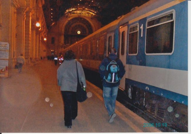 さて、夕刻にウィーンを出発し、夜遅くにブダペストへ。<br /><br />この時、友人が、喉が渇いたと連呼しており。<br />なんでもいいから水分！と、命からがらたどり着いたのがブダペストの駅。<br /><br />行き当たりばったり旅のつらいところです。