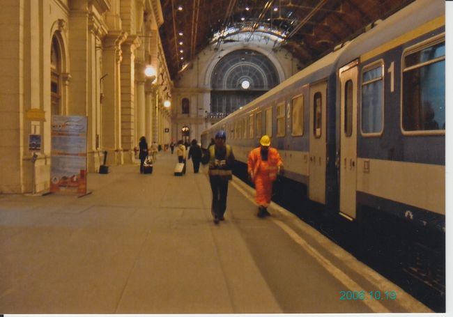 2006年10月19日<br /><br />夜遅く、日付が変わる頃、ブダペストにたどり着いた私たち。<br />とにもかくにも、お腹もすいてるしのども渇いているけれど、<br />ホテル！泊まるホテルはどこにあるのでしょうか。<br /><br />不安な気持ちとともに、ホテルを探しました。