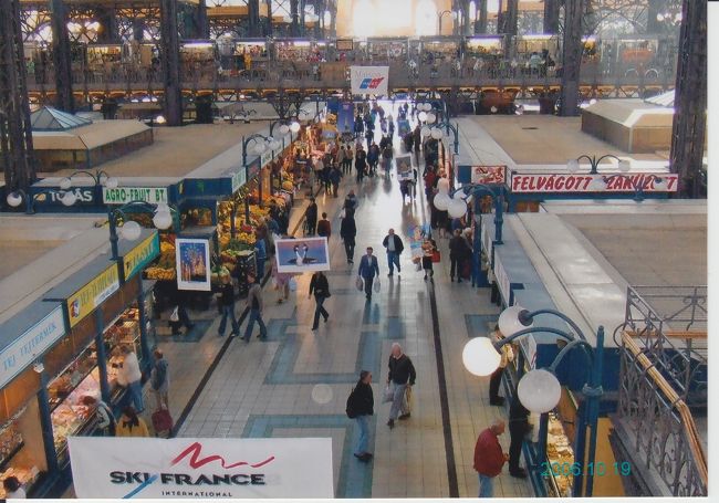 2006年10月20日<br /><br />今日は、ブダペストの市内観光をします。<br /><br />こちらは、中央市場。<br />ハンガリーと言えば、フォアグラ！<br />フォアグラ缶詰を2000円くらいで購入しました。<br />安い〜！