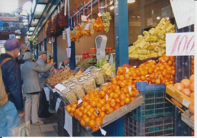 中央市場は、2階建てになっています。<br />1階部分は、食料品が主に売っていて、活気に満ちています。