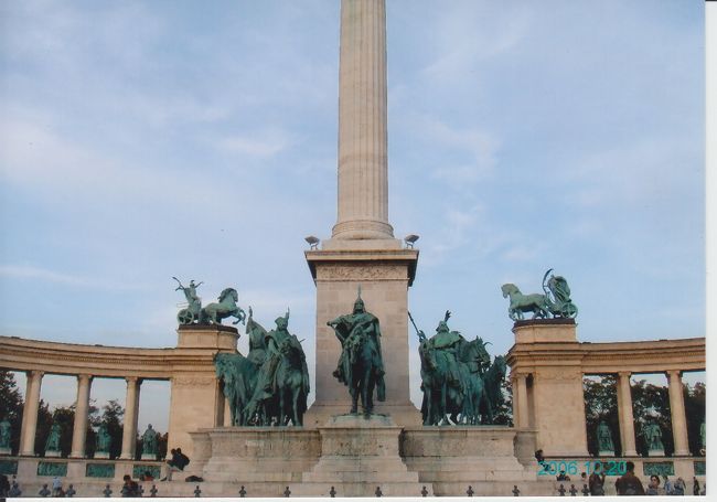 台座には、マジャル族などの部族長の騎馬増が並んでいます。