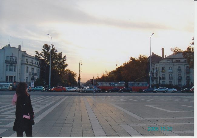 英雄広場からみる、アンドラーシ通り。<br /><br />オシャレなパンプスを旅中ずっと履いていた私。<br />今さらながら、足が痛いのでスニーカーをこの通りで購入。<br /><br />ヨージヤマモトとadidasコラボのY-3、欲しかったけれど日本で売り切れていたものが、何故かこの大通りに売っていたので、即買いしました。