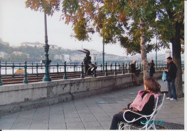 ぼんやりしている銅像と、ぼんやりしている友人。