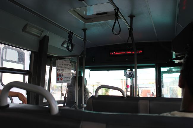 カイロ空港に到着です。<br />ターミナルから市内の方へのバス乗り場は少し距離があるため、<br />無料バスがあります。<br />おっさんが一緒にバスにのって連れて行ってくれました。<br />実はガイドブックにバクシーシに注意！みたいなことが書いてあったので空港から警戒していたのですが、<br />そんなことは全くなく（滞在中ずっと。）良いおじさんでした。<br />バスの正面に路線ナンバーの表示がありますが、アラビア語表示です。<br />ちなみにアラビア語は右から読むのが一般的ですが、数字は左から読むようです。<br />硬貨もアラビア数字は書かれておらず、アラビア語なので、エジプトに行かれる方は数字だけは覚えていきましょう。<br />バスはノンエアコンのに乗り、1LE前後でした。凄い値段。<br />乗り合わせた韓国人と話してるうちに、すぐに目的地に到着です。