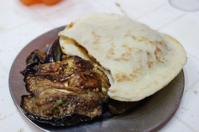 宿にチェックインして、夜ご飯を買いにいきます。<br />ちなみにカイロでの宿はベニス細川家。<br />宿の目の前の小汚いお店で茄子カレーとパンのようなものを食べました。<br />これで30円だか40円だかで50円しませんでした。<br />早速エジプトの物価に驚きます。。