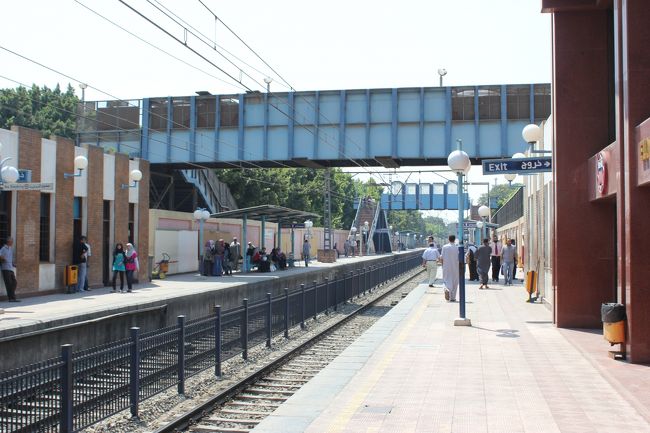 翌日は国際学生証を作りに行きました。<br />エジプトの遺跡群や博物館ではどこも割引がきくのです。<br />が、日本の学生証ではだめらしく、英語での在学証明書が必要とのこと。<br />ユースカードなら作れたので作っておきました。<br />割引率は学生証と一緒らしい。<br />なら何が違うのだろうか。。