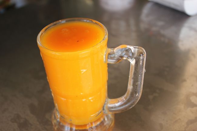 帰りにフレッシュジースを飲みます。<br />何種類かあるのですが、マンゴージュースを頼みました。<br />これで2LEでした。暑い中キンキンに冷えており、<br />人生で一番美味しいマンゴージュースでした！