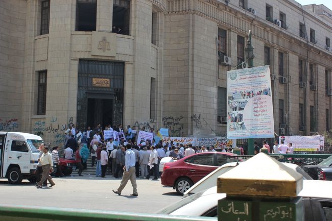 街中にはこうして小さなデモが散見されました。<br />しかしながら危険な雰囲気は全くありません。