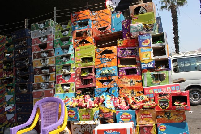 お菓子もこう山積みにされて売られています。