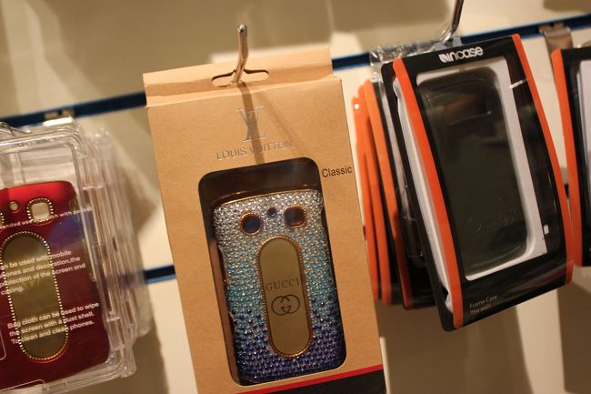 携帯ケース。<br />ヴィトンの箱に入ったグッチのカバーです。<br />アラブ人の女性が好きそうなデザインだなあ。