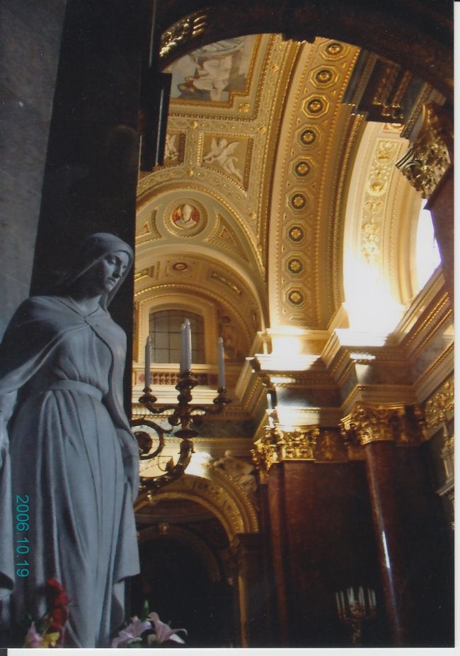 窓から差し込む光。<br />柔らかな表情の彫刻。<br /><br />厳かに流れる時間と空気。<br />これが私は大好きです。