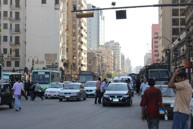 この日はスークを求めて歩きます。<br />日曜だか月曜だかはどのスークもお休みなのですが、<br />ピラミッドに行く元気もないので散歩がてら行ってみました。