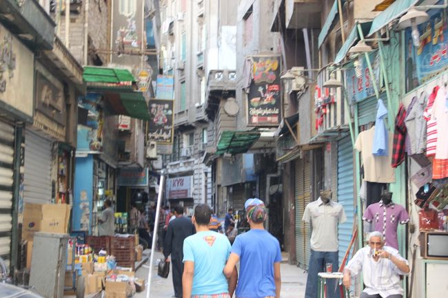 やっぱり閉まっているお店が大多数。<br />というかスークなのかよくわかんない場所に到着し、<br />ずっと欲しかったサンダルを3LEで買って帰りました。<br /><br />アラビア圏ではこうして男性同士が腕組んで歩いてます。<br />微笑ましい。