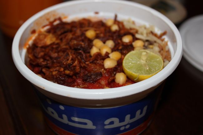 晩ご飯はコシャリです。<br />豆とか、パスタとか、マカロニをいっぱいのせたものの上に<br />トマトソースをかけたもの。<br />量は牛丼並みくらいあり、これで5LE程度なんです。<br />激安。<br />おまけに店員さん入れ間違えで二つ入れてくれてる。<br />ですが、この店のはあまり美味しくありませんでした。。