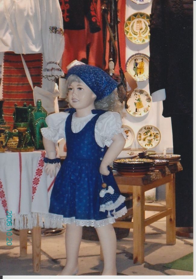 夜は、街にショッピングに出かけました。<br /><br />かわいい民族衣装？を着せられたマネキン。<br /><br />オーマイキーっぽいと思ってしまうのは、私だけ？