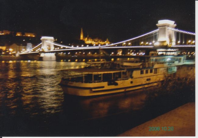 向こうに見えるのは、くさり橋。<br /><br />綺麗な橋のある街って、なんてステキなのでしょう。