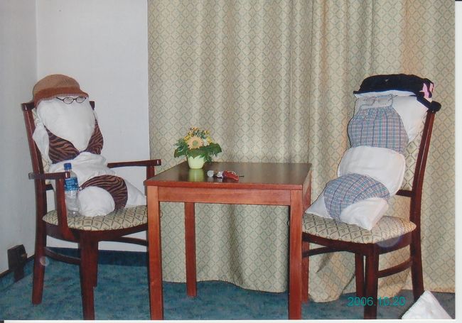 最後の夜、シャワーを浴びて出てきたら、<br />私の水着が、友人の水着と対談していました(笑)<br />ブダペストの温泉用に持ってきたものの、用無しだった水着。<br /><br />酔っ払った友人のいたずらに、脱帽！<br />質の高い笑いをありがとう。