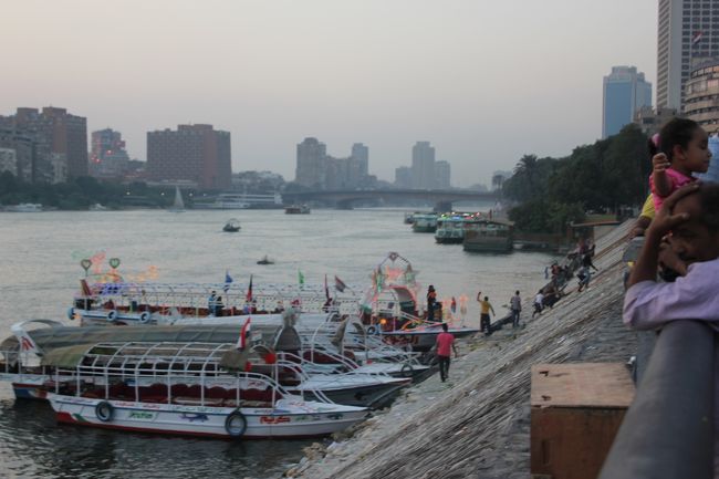 人がたくさんいます。<br />適当に歳の近そうなエジプシャンに話しかけてみました。<br />すると全く英語が通じないようで、身振り手振りで会話をしてみたら、<br />少しずつ意思が通じてきました。