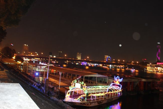 途中手を引かれてファルーカ？へ。<br />遊覧船です。<br />そこでも踊り続けて、船上はクラブかっていうノリです。<br />見知らぬおっちゃんがタバコをくれたので休憩しようとしても、<br />腕を引っ張られへとへと。笑<br />ここで感動したのが、少年が（とはいっても21歳だっけな）が、<br />僕の船代を払ってくれたのです。<br />正直まともに教育も受けていないだろうし、エジプシャンの中でも全く裕福に見えない子たちだったので、<br />そのお金も安いものではなかったのではないかと思います。<br />このことが、ずっと後になっても印象に残っています。