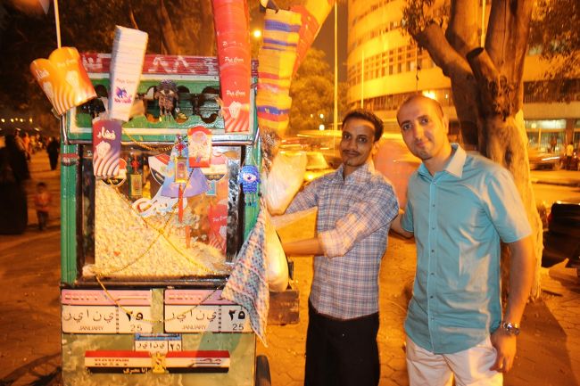 右の彼はイラク人で今はドイツ在住というわけで、英語、アラビア語が堪能なので<br />彼を介して色んな話をしました。<br />友人の仕事が終わるのを待っていたらしい。<br />そしてポップコーンを奢ってくれました！