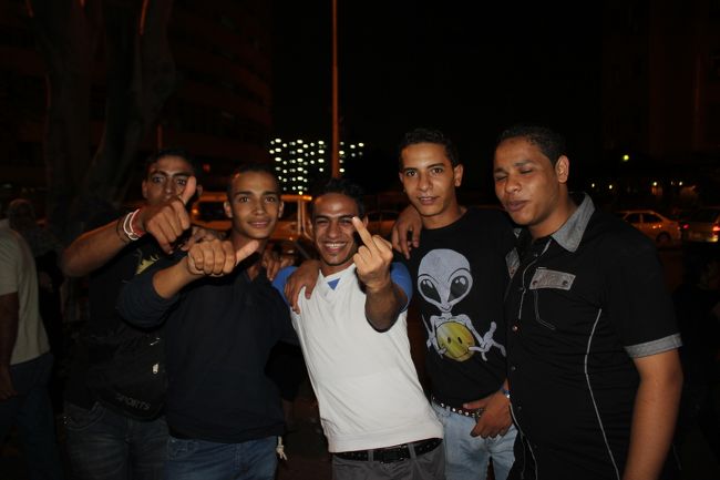 色々話しているうちに夜です。<br />この付近ではどこからかアラビアンポップが流れてて、<br />彼らに習って踊ってみます。<br />最初は2、3人しかいなかったのに、人が集まって2、30人はいるんじゃないかという集団に！<br />ムスリム女性なんかも手拍子してくれたりして、何時間に踊り続け、汗だく！