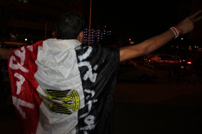 彼はムバラク支持らしい。<br />大事そうに国旗をカバンに入れており、とりだしてみせてくれました。<br />色んな人に話を聞いてると、ムバラク支持もやはり一定以上居て、<br />テレビで国民の総意は反ムバラクだと刷り込まれていた自分には意外でした。