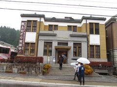 ↓ 郡上八幡博覧館 ↓
http://www.gujohachiman.com/haku/index.html

建物は大正９年に建てられた旧税務署