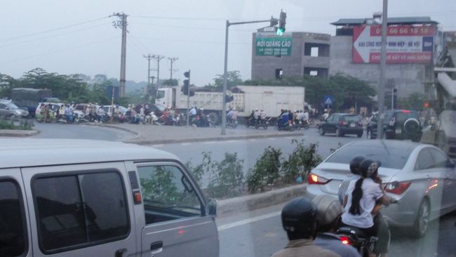 ハノイ市内　から　ハロン湾　にバスで移動。<br /><br />「約３時間３０分」　もかかります。　