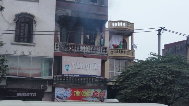 途中で　「火事」　に遭遇。<br /><br />よく見ると、「火」と「消してる人」がいます。