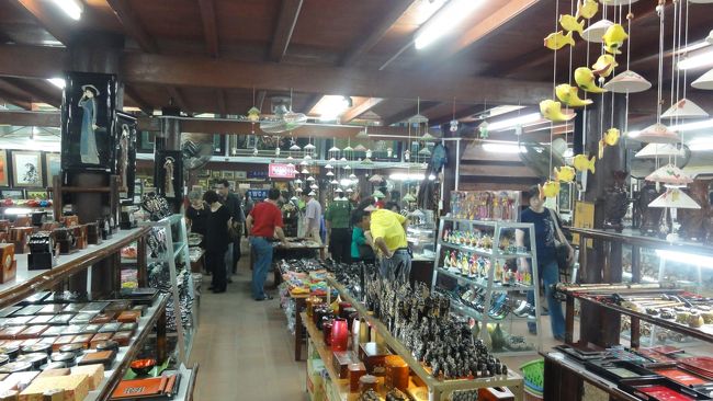 お土産店に立ち寄ります。