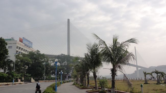 ホテル前の風景。<br /><br />「バイチャイ橋」　です。