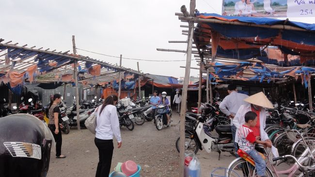 市場の出入口。