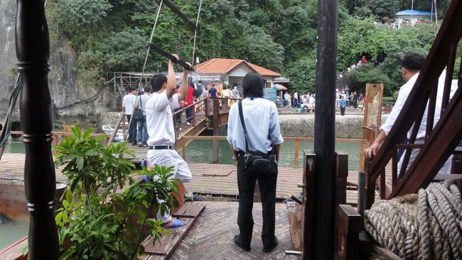 接岸中です。<br /><br />「ティエンクン鍾乳洞」　に向かいます。<br /><br />写真の人は、現地ガイドさん。